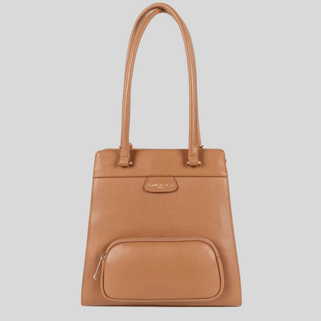 Le sac à dos multi-fonction Dune est l'accessoire parfait pour allier style et praticité au quotidien. Fabriqué en cuir de vachette grainé de haute qualité, ce sac offre à la fois durabilité et élégance. Doté d'une grande poche intérieure spacieuse et d'une poche extérieure zippée, il vous permet d'organiser vos affaires de manière efficace. Avec ses finitions métalliques brillantes et sa conception soignée, ce sac à dos est idéal pour toutes vos aventures, que ce soit en ville ou en voyage.