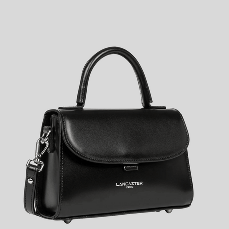 Le Petit Sac à Main Suave Even incarne l'élégance et la praticité. Avec sa poche arrière extérieure, sa poche intérieure zippée et sa poche intérieure simple, il offre un espace de rangement organisé pour vos essentiels. Fabriqué en refente de cuir de vachette lisse, ce sac est un compagnon idéal pour vos sorties quotidiennes.