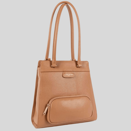 Le sac à dos multi-fonction Dune est l'accessoire parfait pour allier style et praticité au quotidien. Fabriqué en cuir de vachette grainé de haute qualité, ce sac offre à la fois durabilité et élégance. Doté d'une grande poche intérieure spacieuse et d'une poche extérieure zippée, il vous permet d'organiser vos affaires de manière efficace. Avec ses finitions métalliques brillantes et sa conception soignée, ce sac à dos est idéal pour toutes vos aventures, que ce soit en ville ou en voyage.